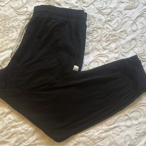 Vuori Black Joggers with Wide Waistband and Sleek Design. Size X-large